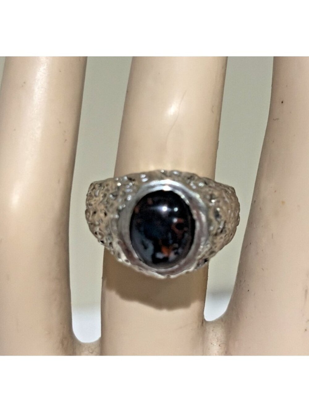 Vintage Women's Cabochon "Cat's Eye" Ring Size 5 Silvertone Hammered Statement